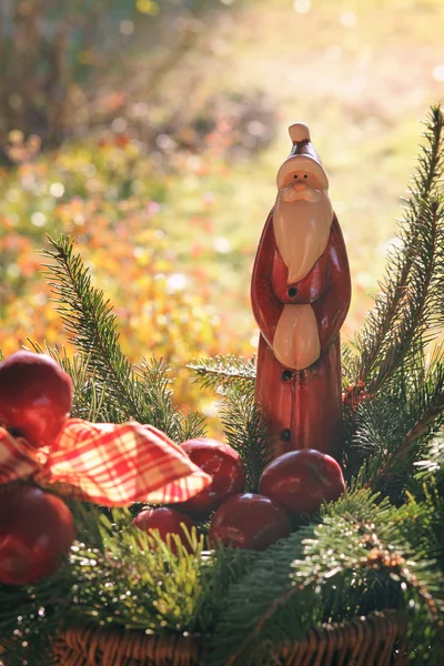 圣诞老人雕像在温暖的光 — 图库照片