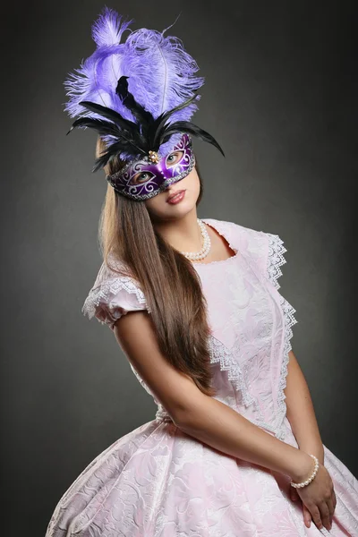Schöne Frau bereit für den venezianischen Karneval — Stockfoto