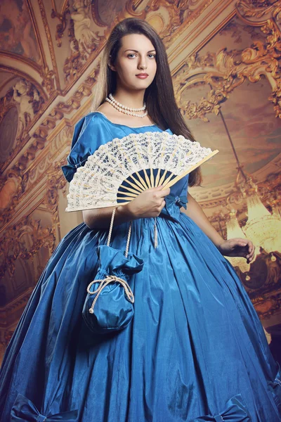 Mooie vrouw in luxe hall — Stockfoto