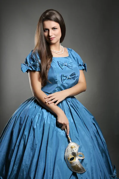 Привлекательная женщина в платье принцессы и венецианской маске — стоковое фото