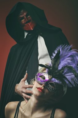 Venedik maske takmış gizemli Çift
