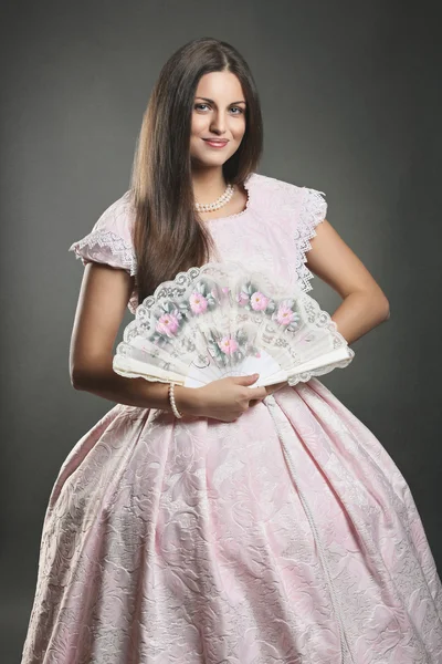 Mulher com vestido renascentista e ventilador floral — Fotografia de Stock