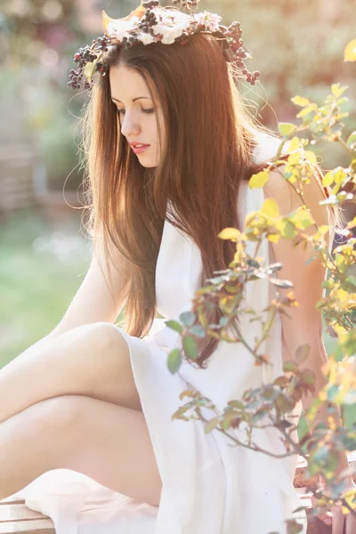 Vacker ung kvinna i mjuka våren ljus — Stockfoto