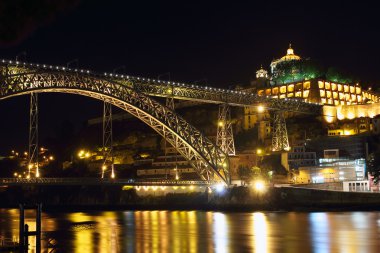 Geceleri Porto ve Dom Luiz Köprüsü