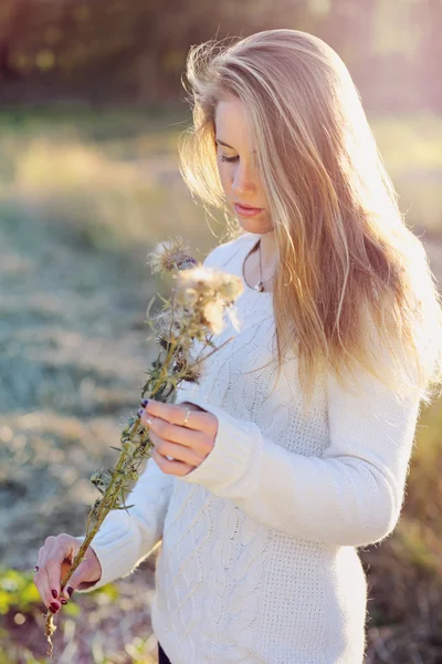 Saisonporträt einer schönen blonden Frau — Stockfoto