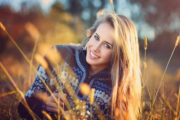 Schöne lächelnde Frau mit blauen Augen — Stockfoto