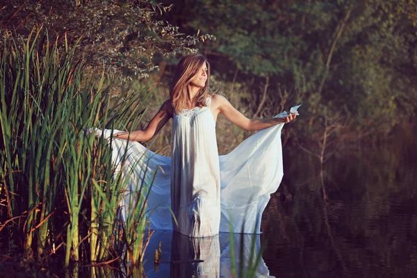 Belle femme posant dans l'eau du lac — Photo