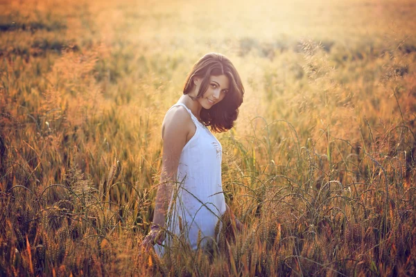 Bella giovane donna in un campo estivo — Foto Stock