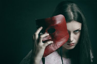 Maske ile soluk kadından şeytani bakışları
