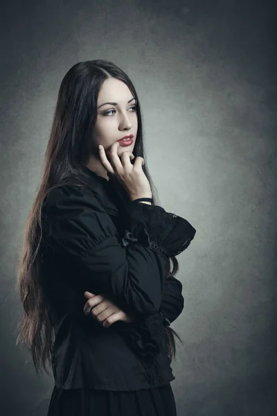 Dark young woman in thinking position — Stock Photo, Image