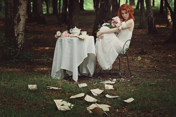 Mooie redhead vrouw verloren in haar gedachten — Stockfoto