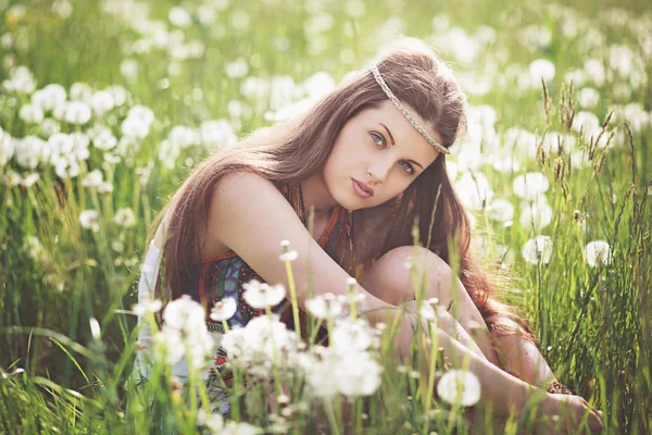 Belle fille libre dans un pré de fleurs — Photo