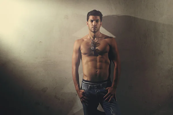 Yakışıklı adam gömleksiz kentsel çekim 