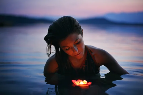 Bella donna con candela galleggiante — Foto Stock