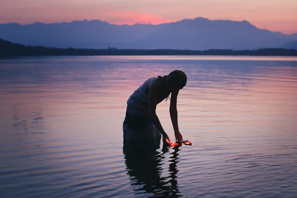 Silhouette of a woman in purple lake waters — Stock Photo, Image