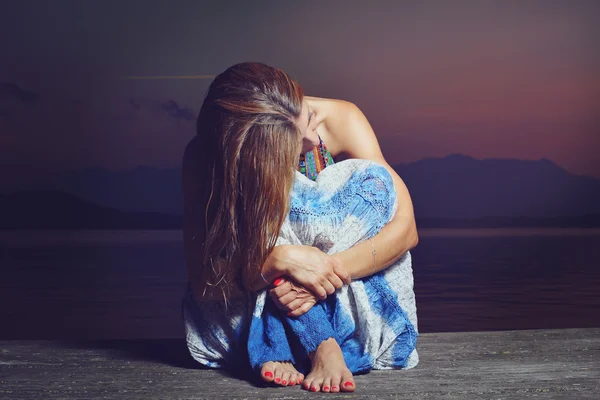 Young woman in thoughtful position — Stock Photo, Image