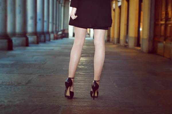 Részlet a szép lábak és a magas sarkú cipő — Stock Fotó