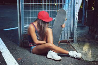 Patenci kız sokakta oturan