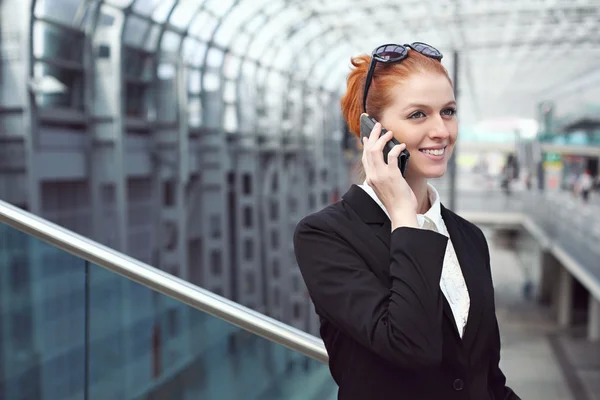 Smiling woman with cellphone — Stock Photo, Image