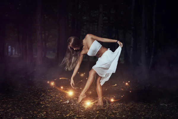 森の精霊とダンスします。 — ストック写真