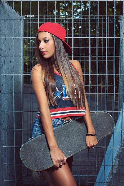 Beautiful girl posing with skateboard — Stock Photo, Image