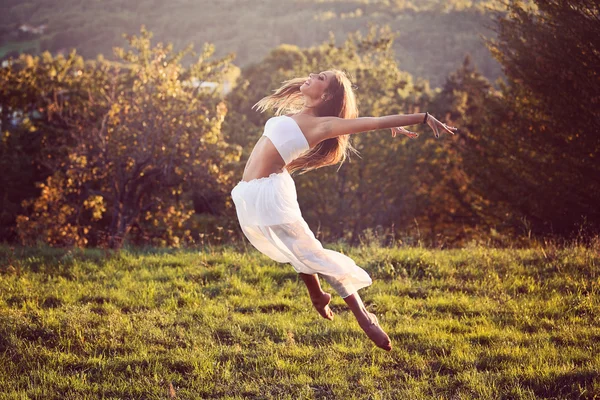 Schöne Tänzerin springt im Freien — Stockfoto