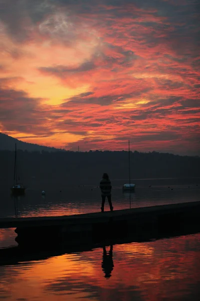 Cielo en llamas sobre las aguas del lago Fotos de stock libres de derechos