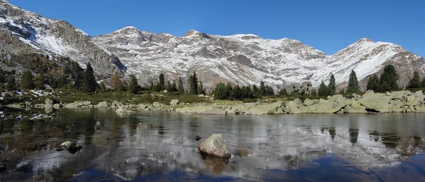 Panoramautsikt över sjön reflektion över bergen — Stockfoto