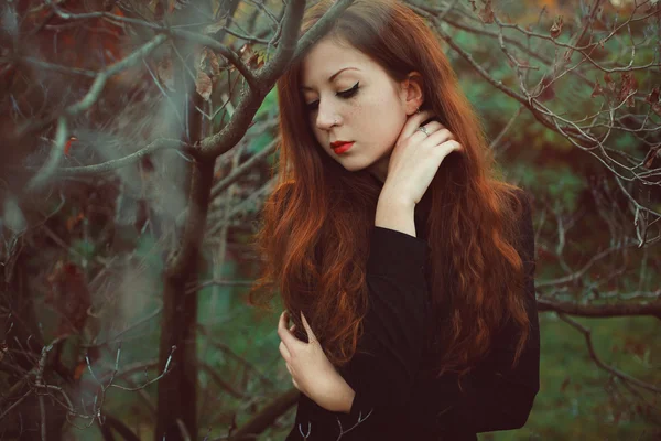 Winterporträt einer schönen Frau mit rotem Haar — Stockfoto