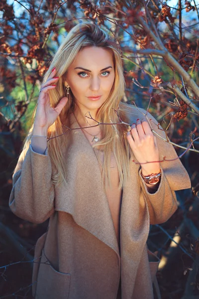 Krásné blond vlasy žena představovat venkovní — Stock fotografie