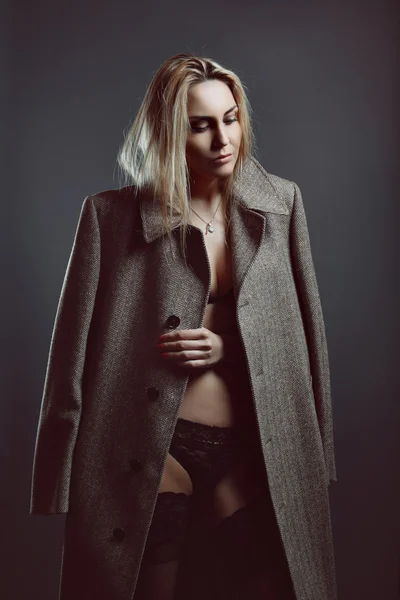 Mooie mannequin in lingerie en jas — Stockfoto