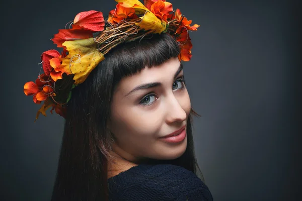 Portrait d'une femme avec couronne de feuilles d'automne — Photo