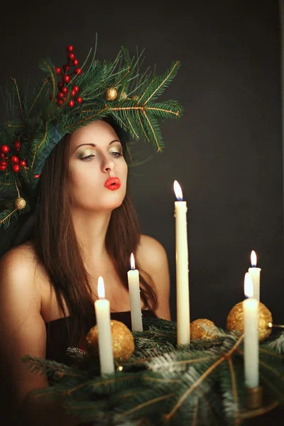 Schöne Frau mit sanftem Kerzenlicht — Stockfoto