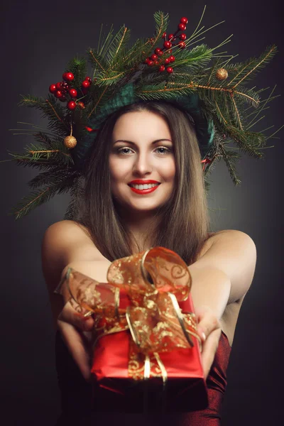 Sorrindo mulher oferecendo um presente — Fotografia de Stock