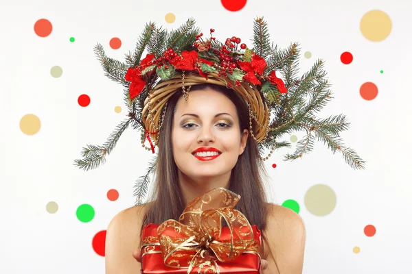 Schöne Weihnachtsfrau mit lebendigen Farben — Stockfoto