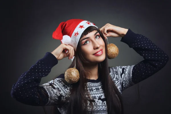 Belle femme jouant avec des décorations de Noël Image En Vente