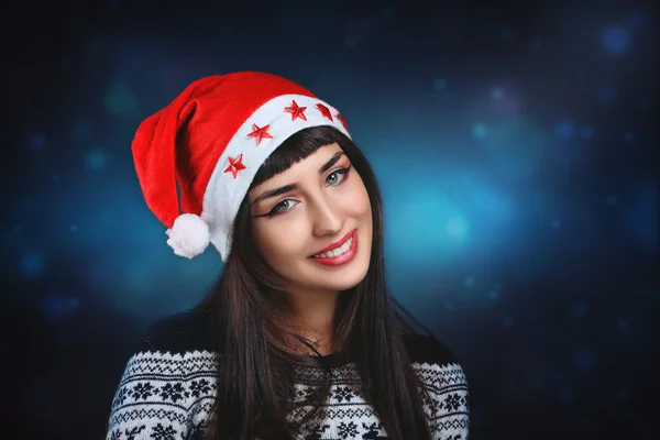 Belle femme souriante avec chapeau de Noël — Photo