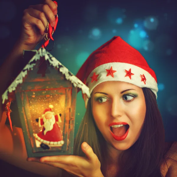 Mulher de Natal com lanterna Papai Noel — Fotografia de Stock
