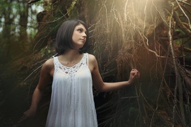 Ormandaki güzel genç kadın