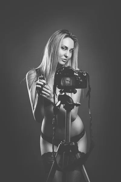 Krásná modelka hraje s kamerou — Stock fotografie