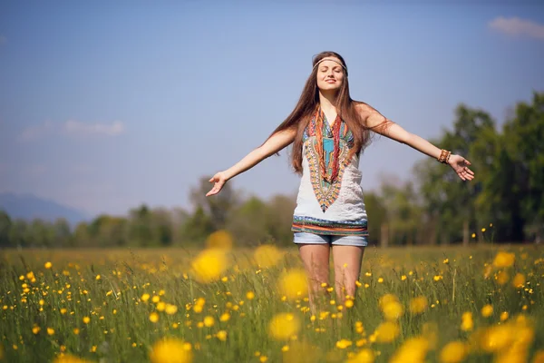 Hippie libre en el prado soleado — Foto de Stock