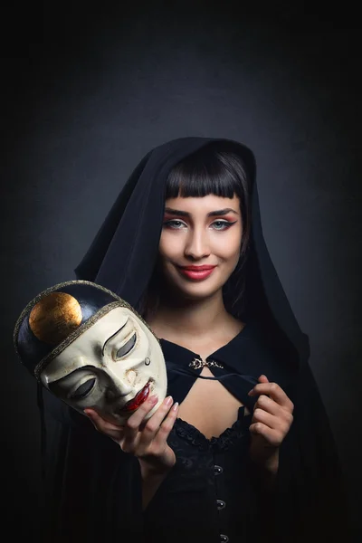 Güzel kadın maskeni alır — Stok fotoğraf