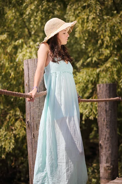 Belle femme avec chapeau d'été Photo De Stock