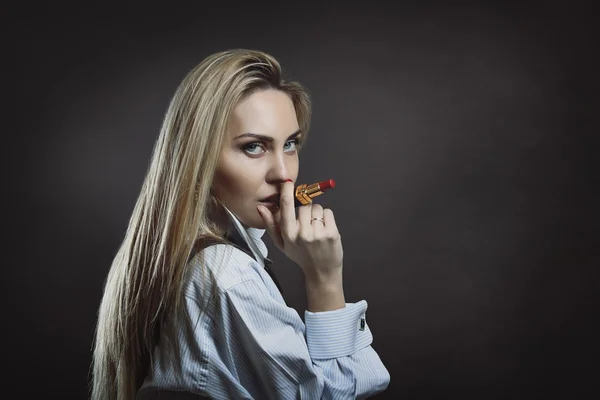 Geschäftsfrau posiert mit Lippenstift als Zigarre — Stockfoto