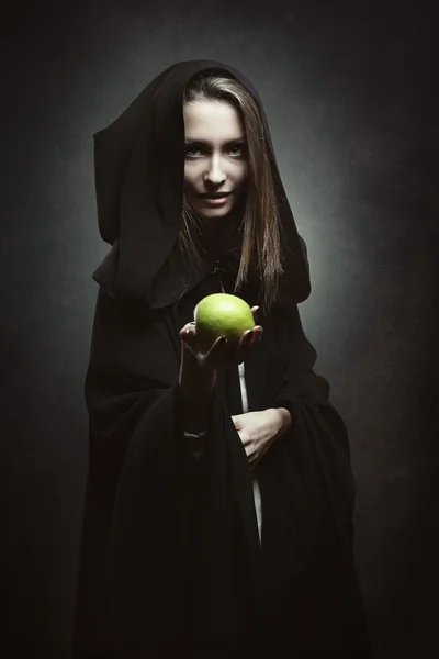 Злая королева предлагает ядовитое яблоко — стоковое фото