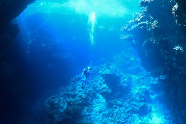 Sualtı mağarasında erkek dalış dalgıcı. Uepi, Solomon Adaları. Solomon Denizi, Pasifik Okyanusu