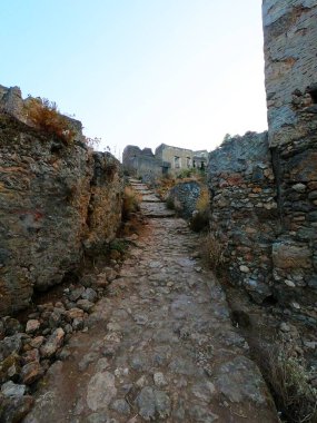 Terk edilmiş hayalet kasaba Kayaky harabeleri ve taş evler. Fethiye, Türkiye.