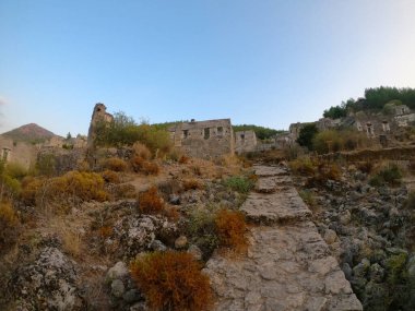 Terk edilmiş hayalet kasaba Kayaky harabeleri ve taş evler. Fethiye, Türkiye.