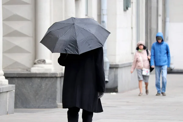 Chuva Uma Cidade Homem Casaco Outono Com Guarda Chuva Preto — Fotografia de Stock