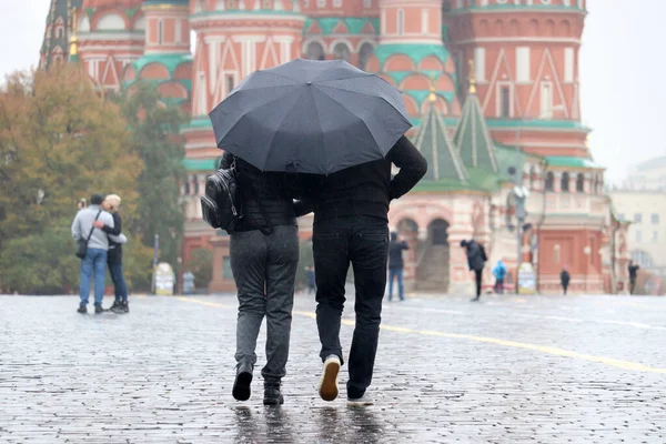 Lluvia Moscú Pareja Ropa Otoño Con Paraguas Caminando Sobre Plaza —  Fotos de Stock